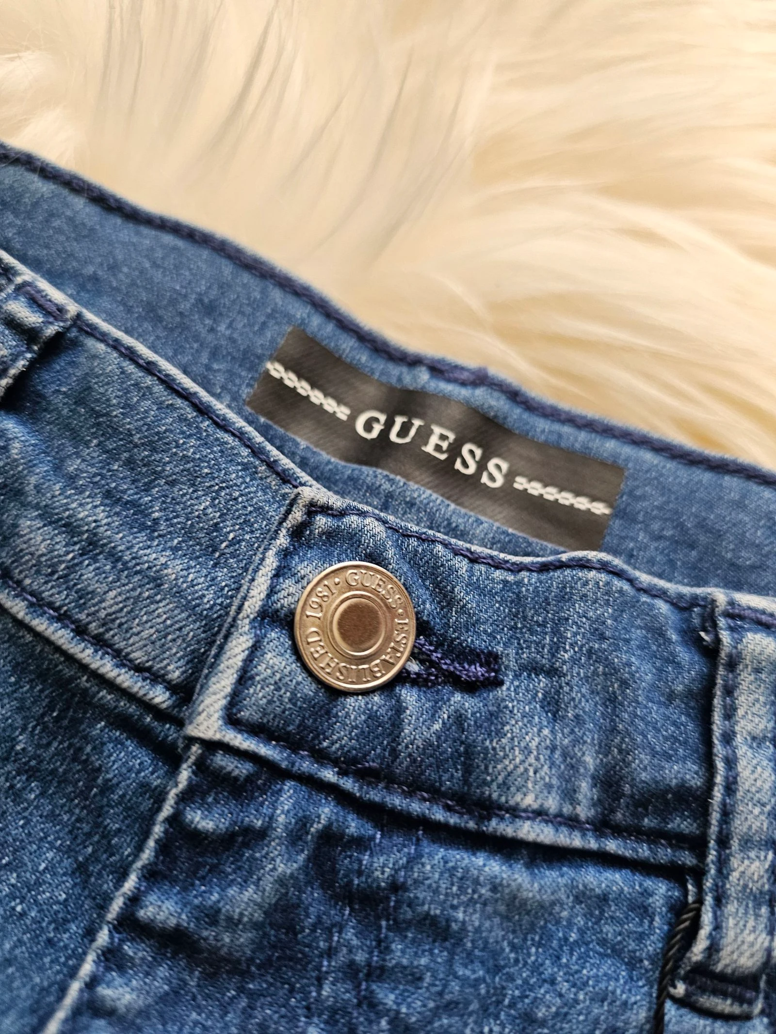 Nieuwe GUESS jeansshort - Maat 10 jaar – photo 2